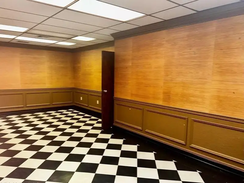 Office Building for Sale or Lease Near Port - 4100 Sq Ft with Conference Room and Parking