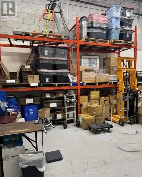 Spacious Commercial/industrial Unit in Beaver Creek Business Park with Versatile Layout