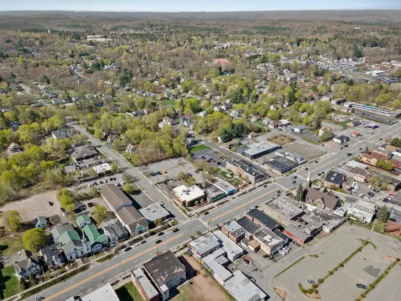 Upscale Private Office Spaces in Monticello's High-demand Commercial Corridor