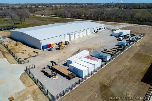 Modern Office/warehouse for Lease in Commercial General Zone - 22,080 Sf Total Space