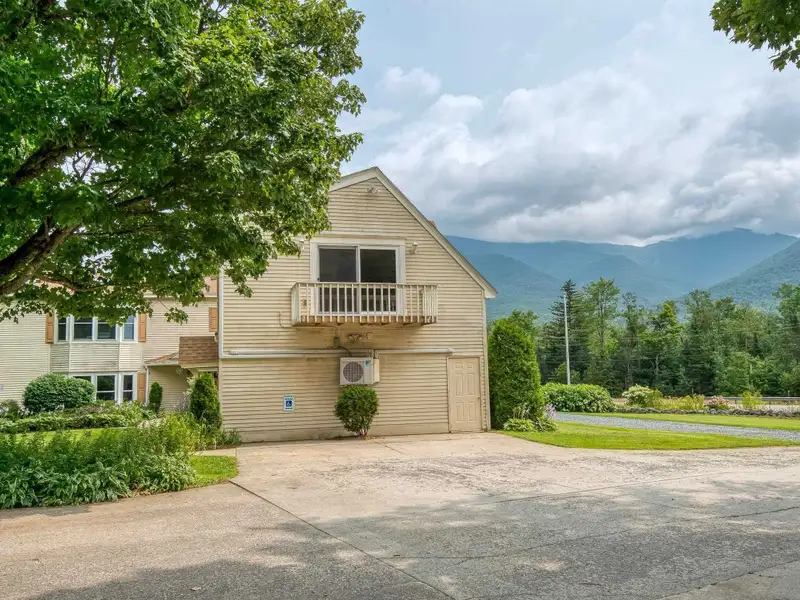 Fully Renovated Inn with 13 Guest Rooms on 5.52 Acres in White Mountains, Nh