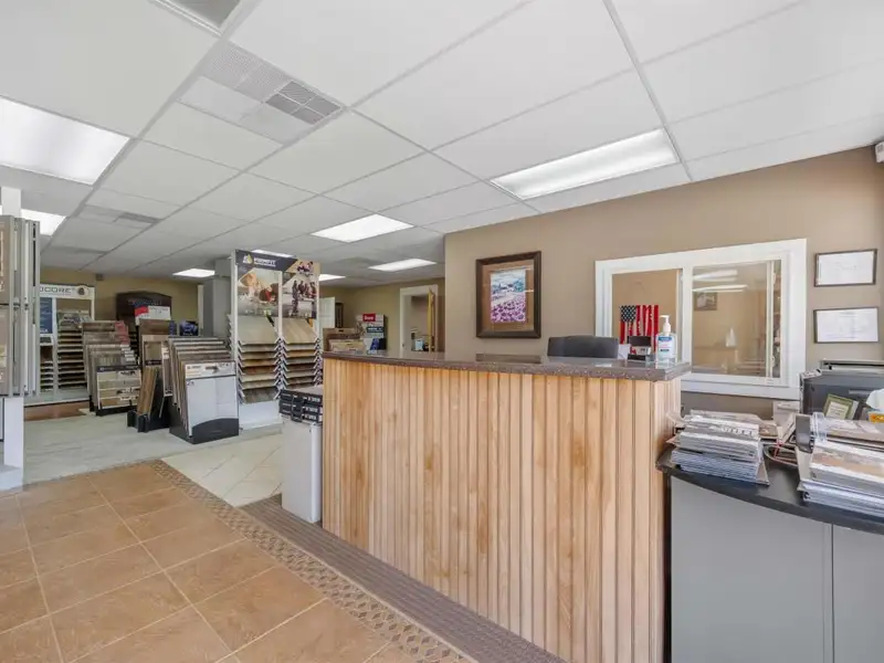 Commercial Property with Showroom and Warehouses on Us Hwy 100 W