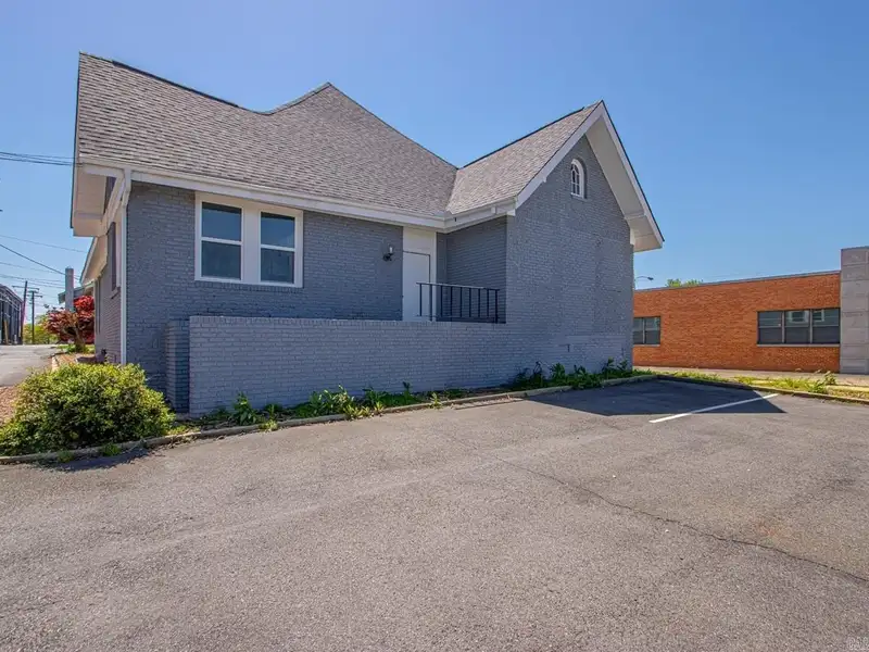 Remodeled Commercial Building Near I-630, Downtown Little Rock – Ideal for Office or Apartment