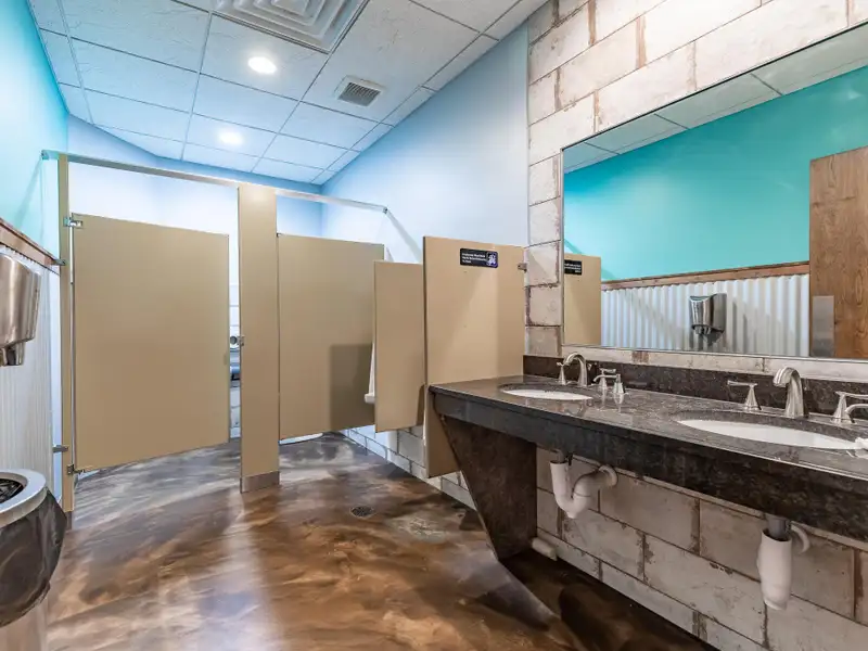 Renovated Commercial Building with Land for Sale in Central Location, Ideal for Restaurant