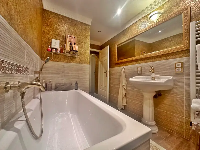 Spacious 249 M² Commercial-residential Unit in Historic Mühlhausen Villa