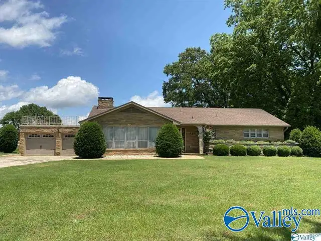 Versatile 2000 Sqft Home on 1.40 Acres in High-growth Huntsville Area