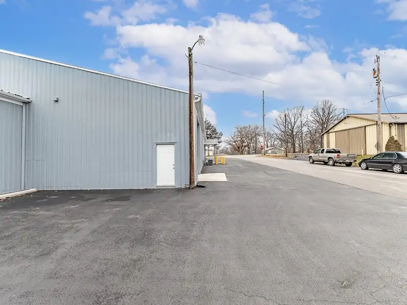 Versatile B1 Zoned Office and Warehouse Space in High-traffic Cedar Lake Location