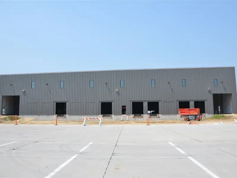 New Construction Flex Warehouse in Midwest Commerce Park with High Bay Storage and Dock Access