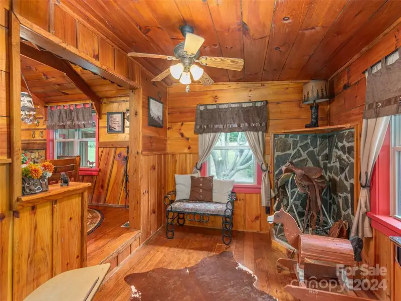 Charming Cottage and Barn on Expansive Mountain Retreat with Outdoor Amenities
