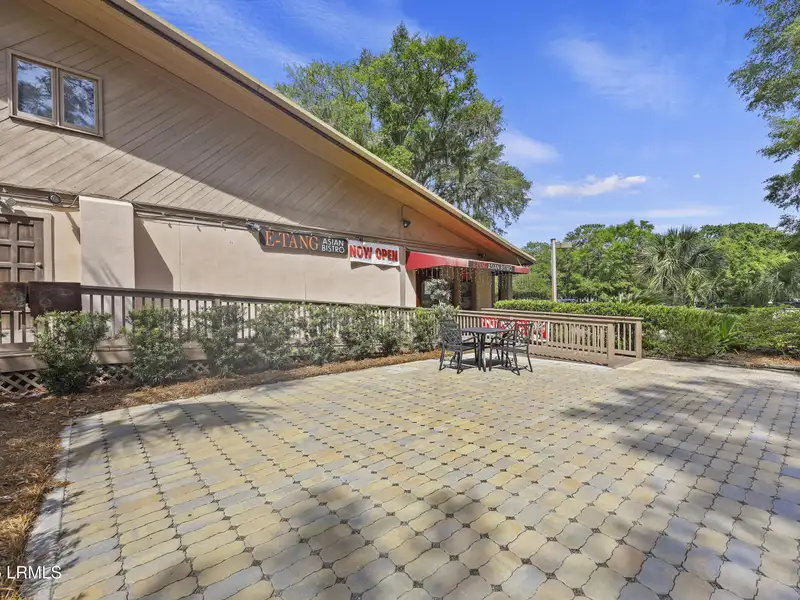 Remodeled Mid-island Restaurant with New Equipment and Outdoor Dining Area