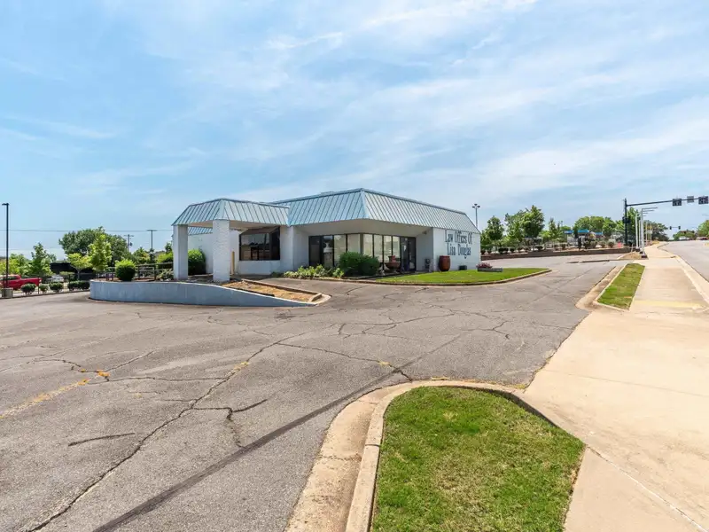 Commercial Office Building in High-traffic Location with Conference Room and Kitchen