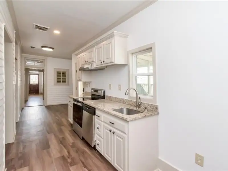 Mixed-use Property in Downtown Mobile with High Ceilings and Fenced Yard