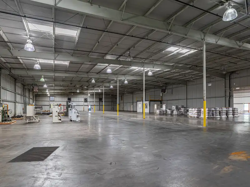 Industrial Warehouse with Food Quality Standards and Office Space in Prime Location