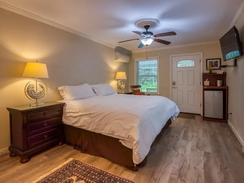 Fully Renovated Inn with 13 Guest Rooms on 5.52 Acres in White Mountains, Nh