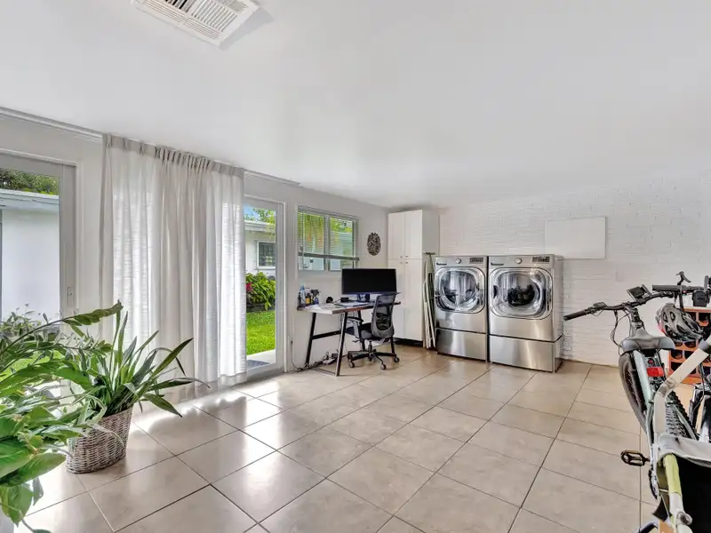 Multi-unit Garden Retreat in Oakland Park with Pool and Upgraded Apartments