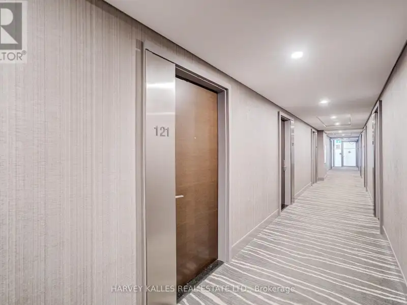 Executive Urban Townhome in King West with Private Entrance and Premium Amenities