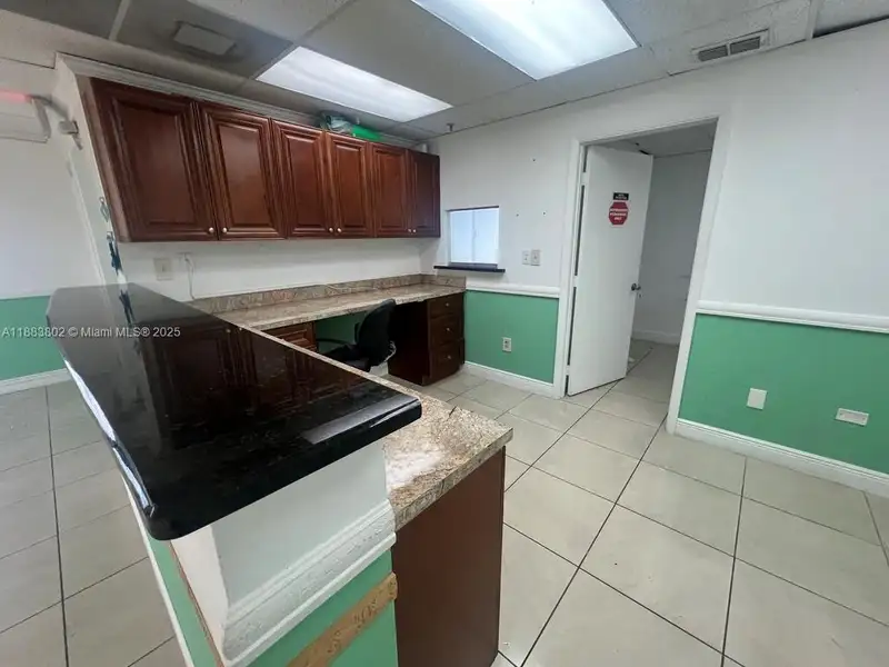 Spacious Corner Medical Office Unit in Central Hialeah – 2,552 Sq Ft