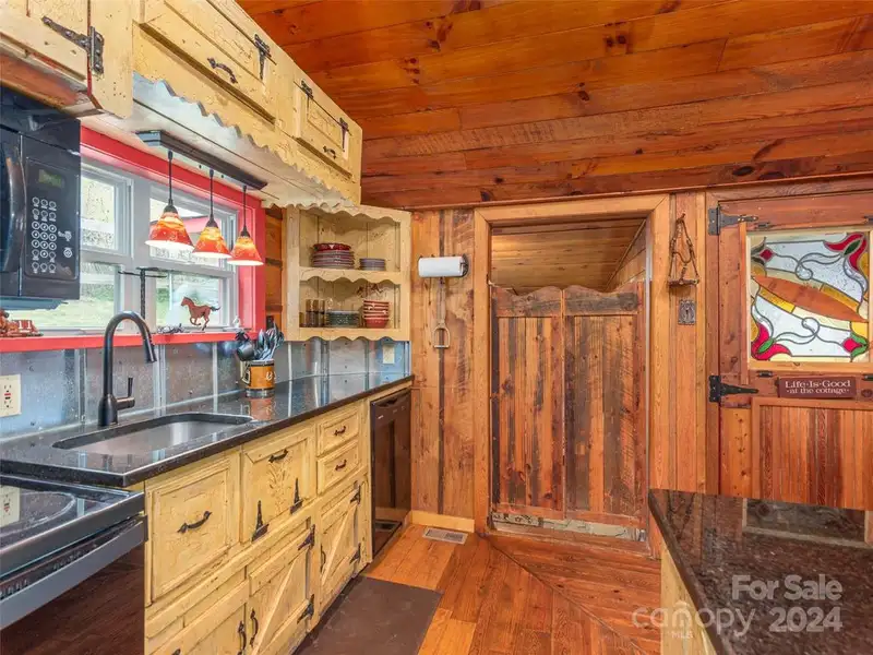 Charming Cottage and Barn on Expansive Mountain Retreat with Outdoor Amenities