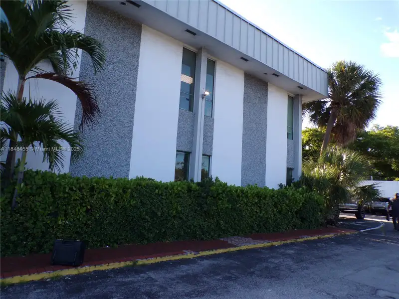 16,200 Sq Ft Retail Sublease in Pembroke Pines - 165 Sq Ft Space Available