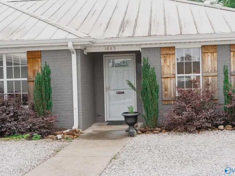 Gross Lease Commercial Property with Maintenance Included, Ideal for Business Operations