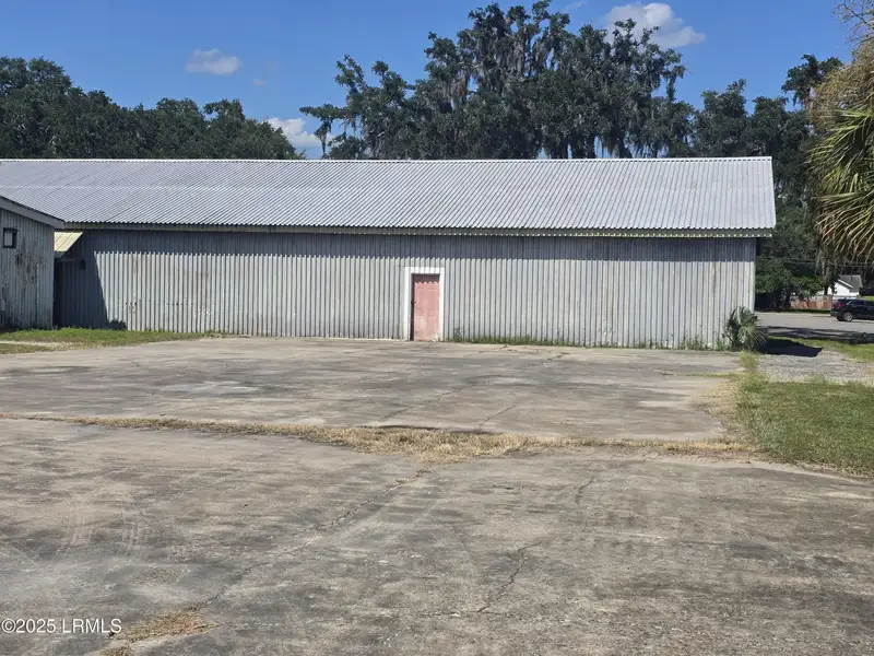 Commercial Property with Multiple Buildings in Prime Ridgeland Location