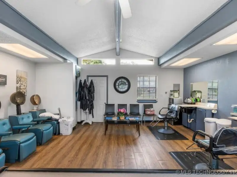 Prime Commercial Property on High-traffic Road with New Roof in 2023