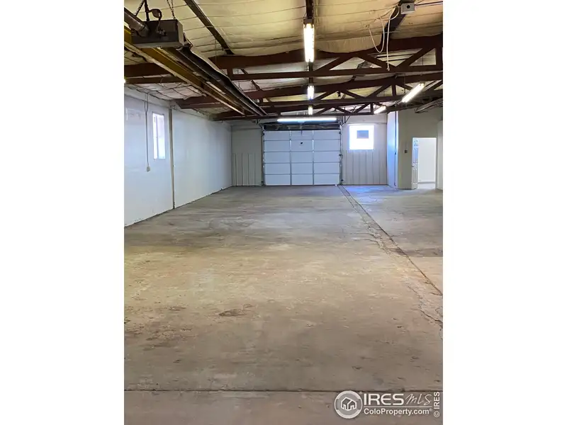 Industrial Unit in Timberline Industrial Park - 4,141 Sf with Overhead Door and Amenities