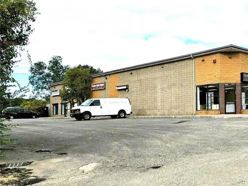 7-unit Multifamily Property with Yard and Prime Corner Location on Major Road