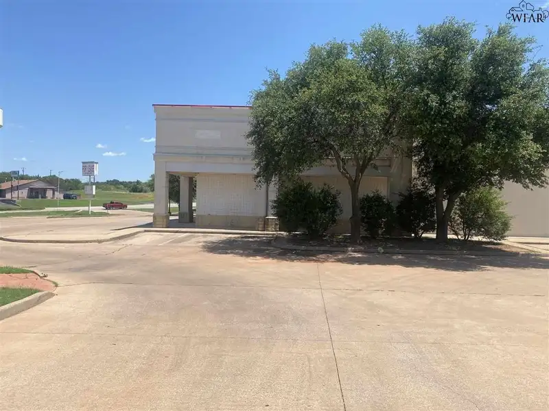 Commercial Property for Sale or Lease - 11,000 Sq. Ft. on Busy Corner in Wichita Falls
