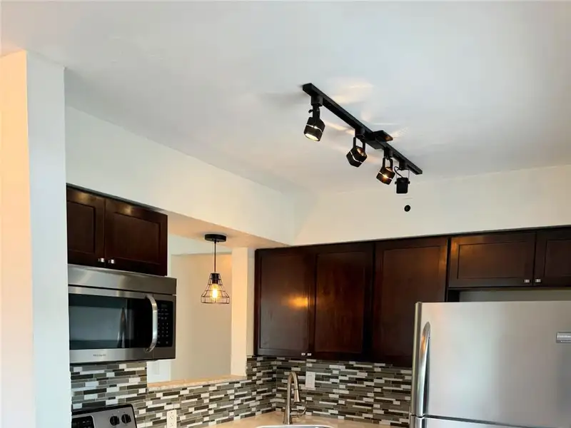 Multi-unit Garden Retreat in Oakland Park with Pool and Upgraded Apartments