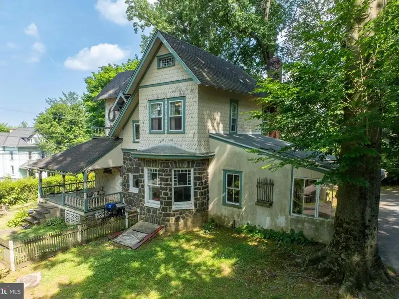 Mixed-use Property in Wayne, Pa: Salon with 1-bedroom Apartment Above