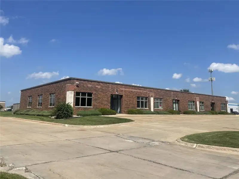 Open Office Space in Hiawatha Office Park with Off-street Parking and Nearby Amenities