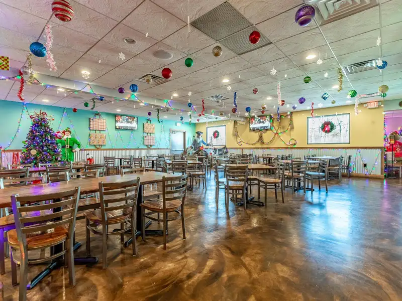 Renovated Commercial Building with Land for Sale in Central Location, Ideal for Restaurant