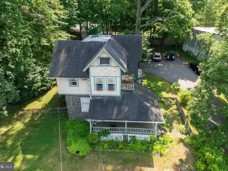 Mixed-use Property in Wayne, Pa: Salon with 1-bedroom Apartment Above