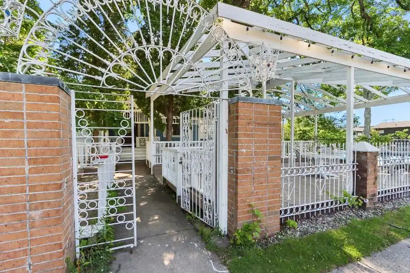 Historic Inn with Guest Suites and Motel Units in Wisconsin Dells