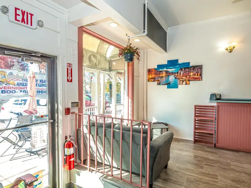 Established Coffee and Sweet Shop in Prime North Conway Village Location