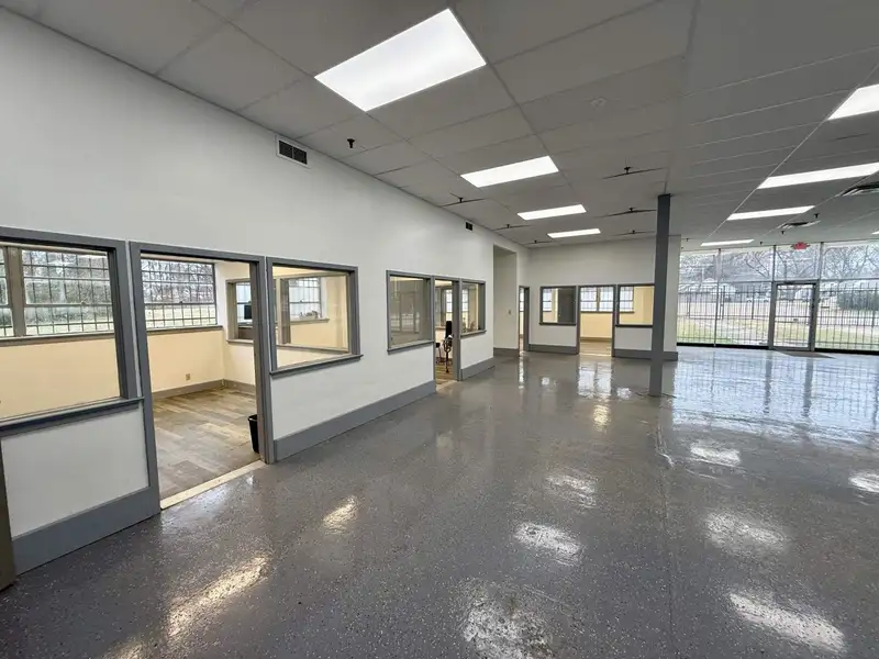 57,500 Sf Warehouse/showroom with Office Space Near Memphis International Airport