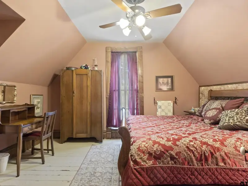 Historic Downtown Pittsburg Bed and Breakfast with 6 Ensuites and Unique Train Car Suite