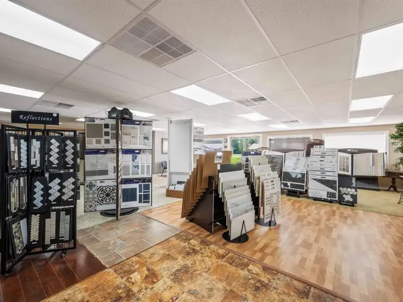 Commercial Property with Showroom and Warehouses on Us Hwy 100 W