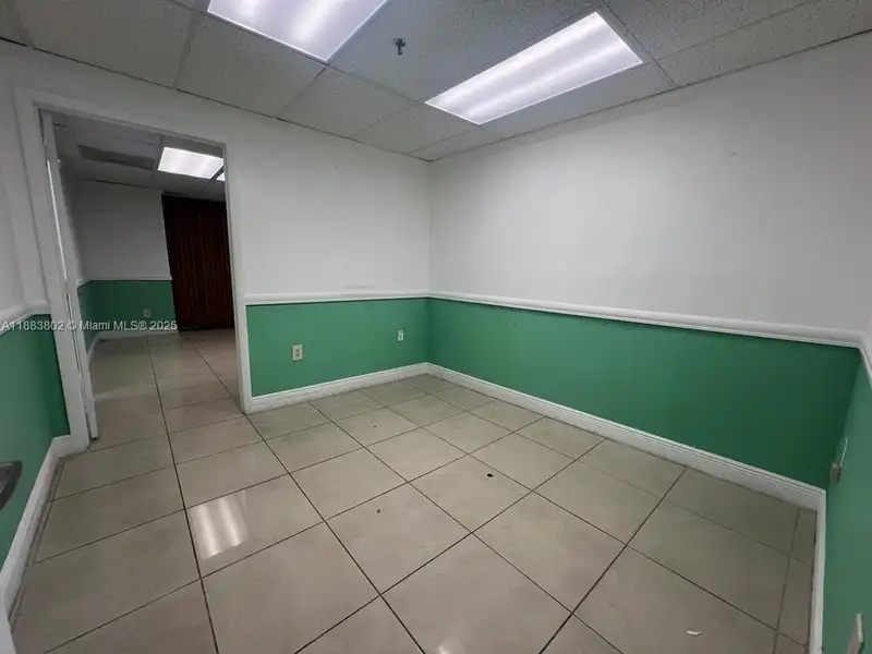 Spacious Corner Medical Office Unit in Central Hialeah – 2,552 Sq Ft