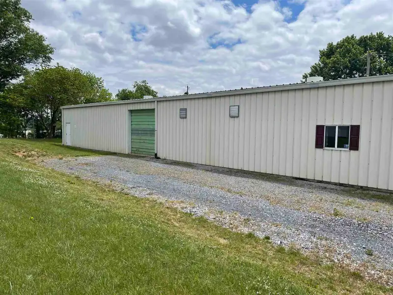Commercial Building for Lease: 3,000 Sq Ft with Loading Dock Near I81