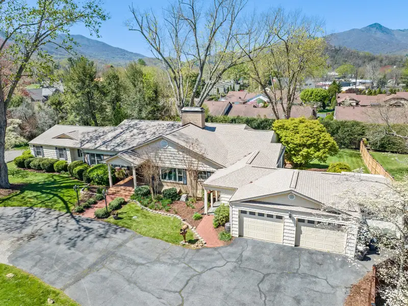 Ranch-style Estate Near Waynesville Inn, 5br/6.5ba, Ideal for Boutique Hospitality or Residence