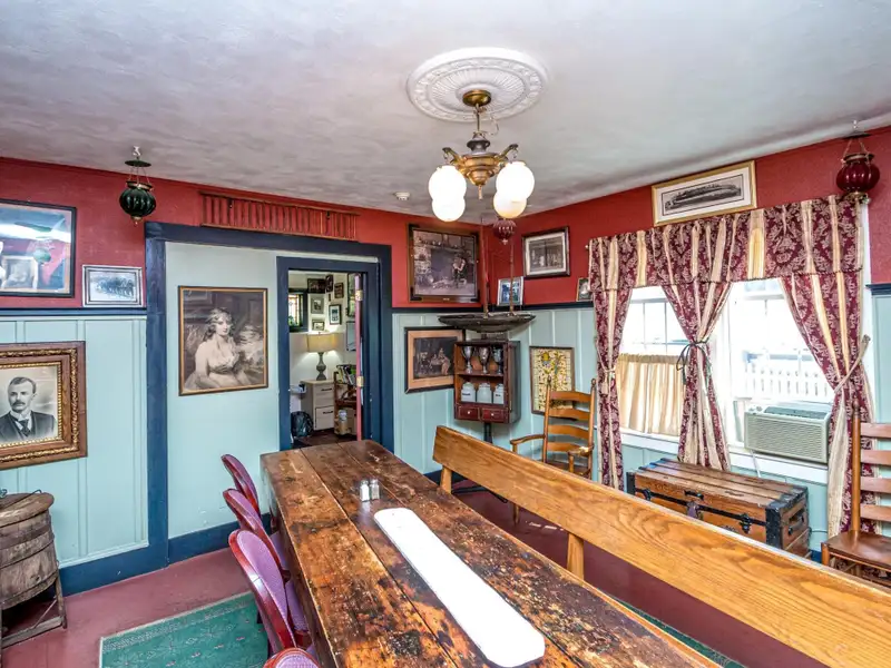 Irish Pub and Restaurant with Mountain Views on 1.64 Acres in North Conway