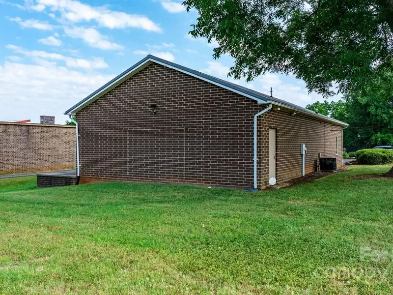 Prime Brick Office Building with Expansion Potential in Downtown Hickory