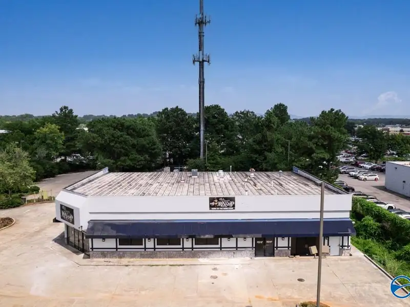 Commercial Property in Mid City Huntsville - Versatile Space with Kitchen and Offices