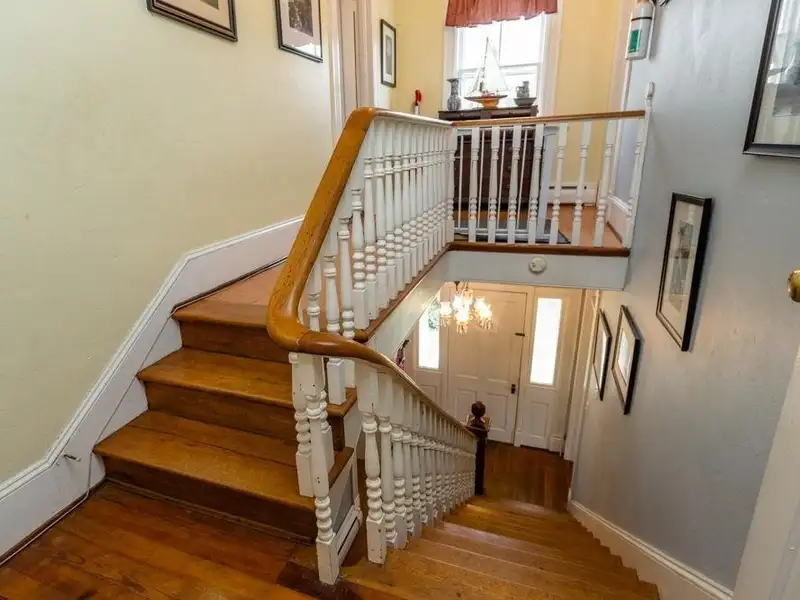 Victorian Office Space with Ada Compliance in Quaint Broadway, Ideal for Airbnb Potential