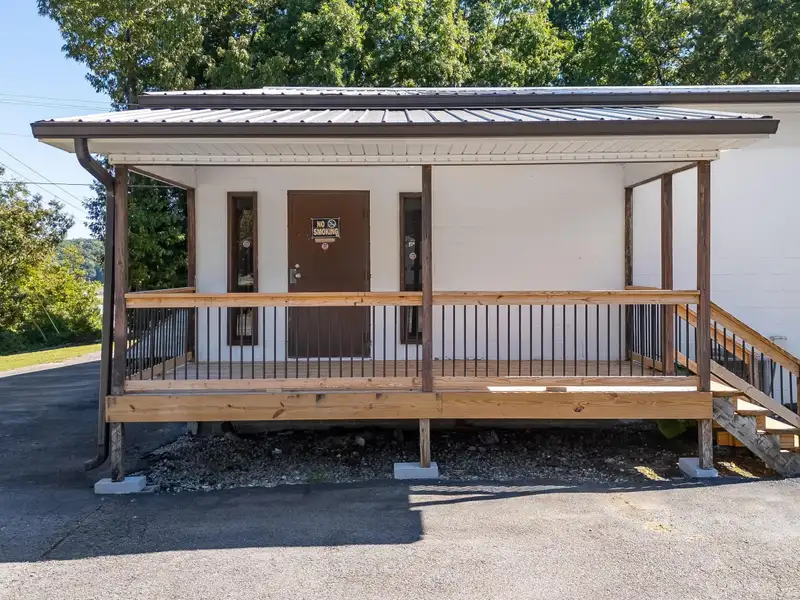 3,600 Sq Ft Commercial/industrial Unit for Lease with Offices and Large Work Area