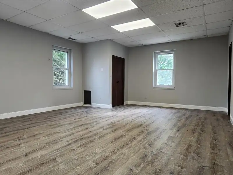 Commercial Space for Lease in Sea Cliff – 450 Sf Office/storage Unit