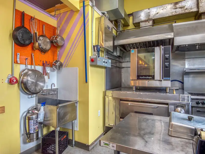 Fully Equipped Café and Bakery with Living Quarters on Main Street, Berlin