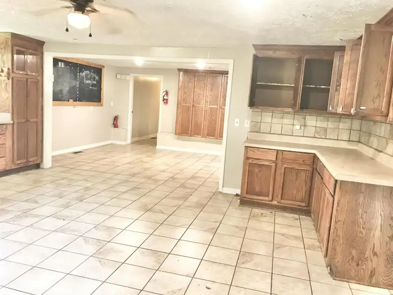 15-bedroom Building with 6.5 Baths Near Huntingdon and Jackson, Potential for Re-zoning